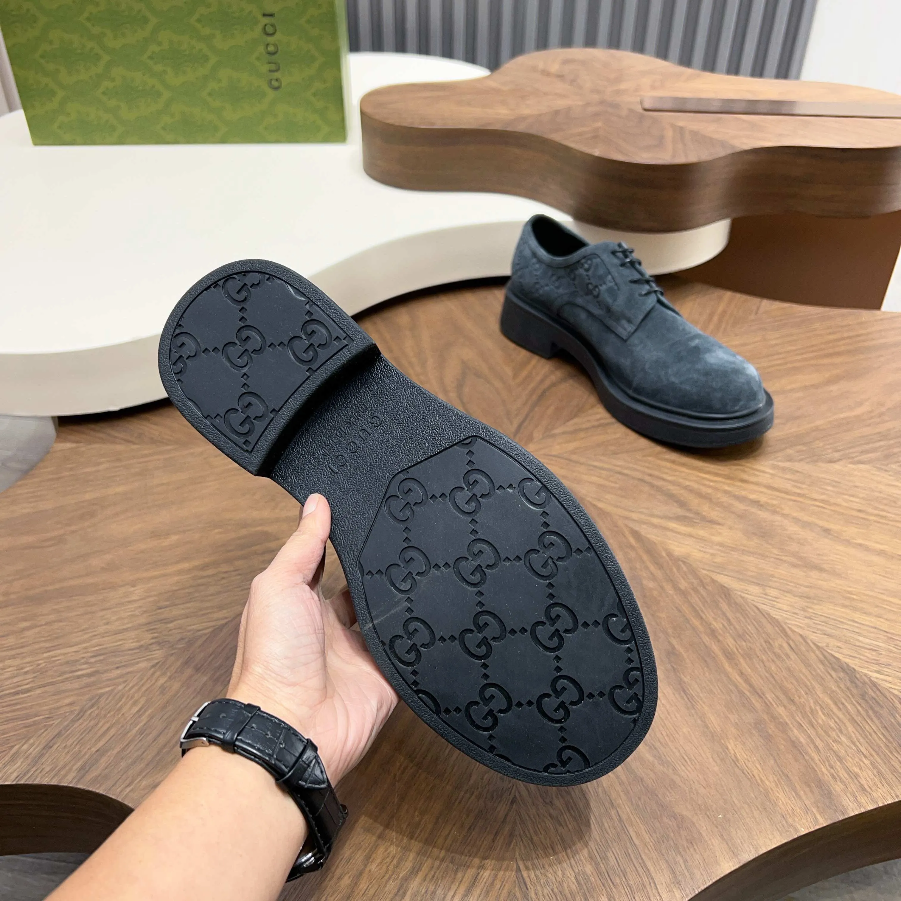 💰780 Gucci/Gucci new men’s lace-up shoes with GG details, matte cow leather derby shoes! The design of this men's lace-up shoe is rooted in the brand's heritage. Crafted from premium waxed cow leather, it is embellished with GG printed embossed suede leather details, a nod to Gucci's iconic monogram. The rubber sole decorated with GG pattern adds a touch of modern fashion to this design. Typical three-joint style design. European and American classic version, full calfskin lining. The overall upper texture is soft and the lining is comfortable and breathable. 2CM thickened soft rubber sole, easy to control. Versatile and stylish upper foot, multiple colors available to meet different matching needs, complete package! Size: 39-40-41-42-43-44 leather shoe size (38.45.46 can be customized)